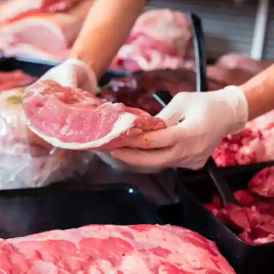 Praca na zapleczu sklepu mięsnego