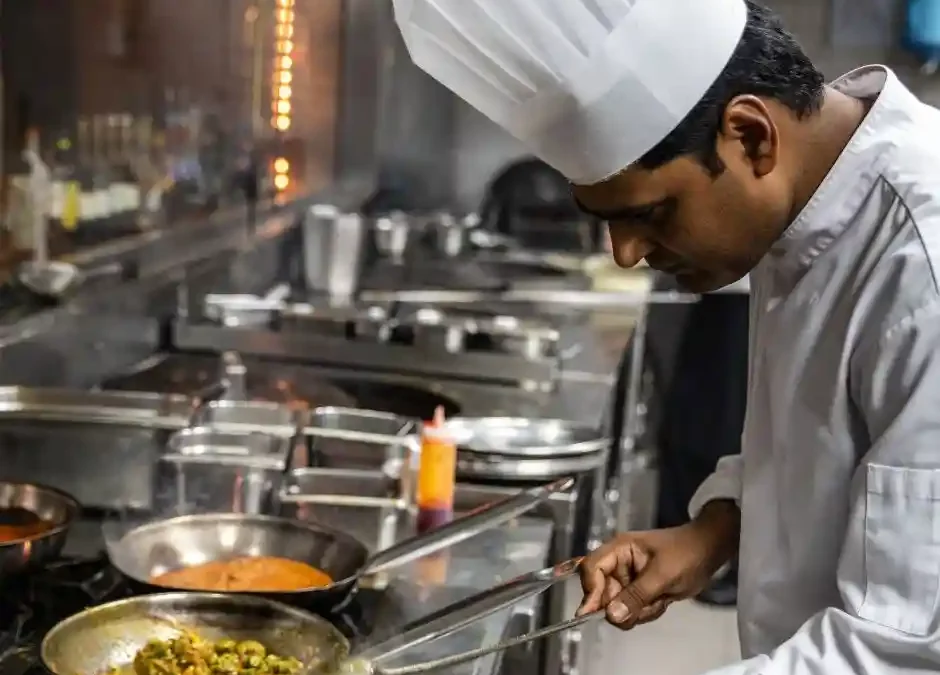 Kucharz praca w restauracji klubu golfowego