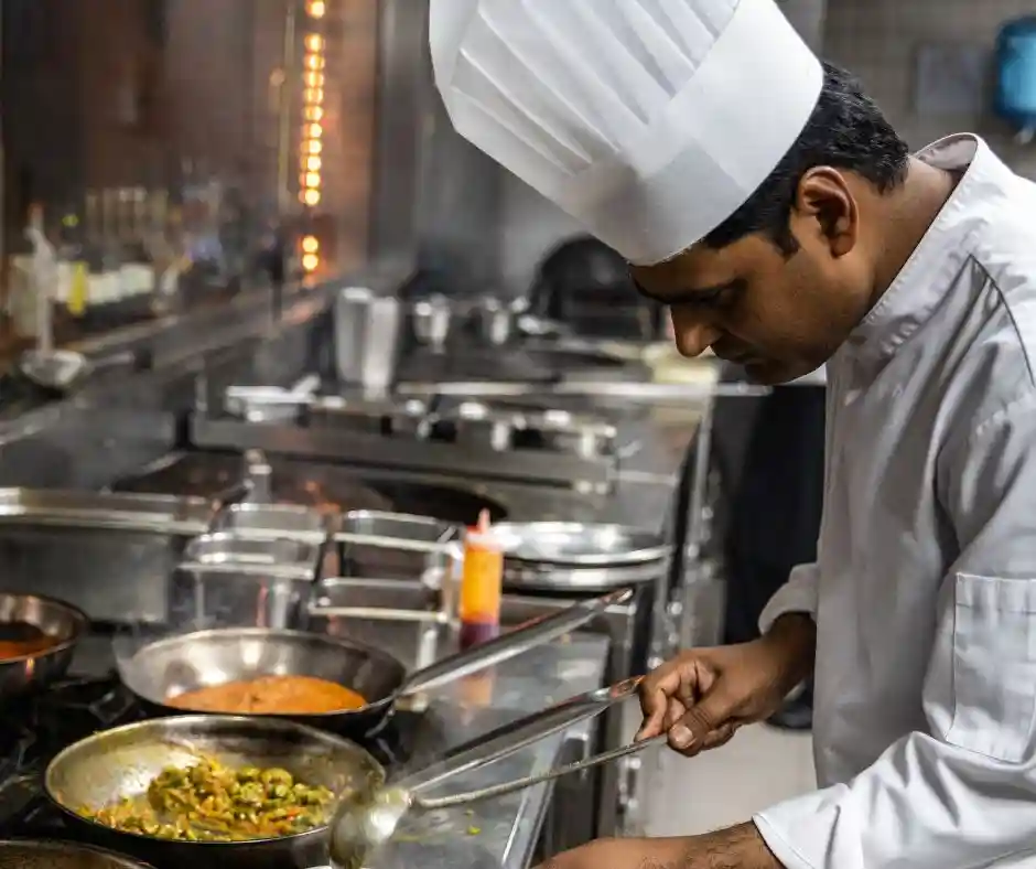 Kucharz praca w restauracji klubu golfowego