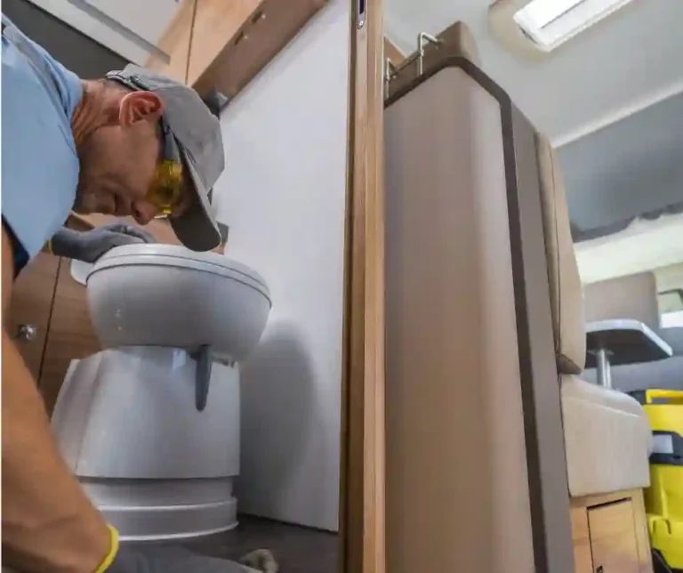 Operator cnc przy drewnie