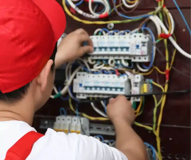 Elektryk z doświadczeniem w połączeniach MSR
