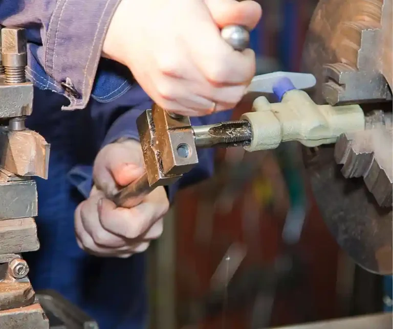 Na czym polega praca tokarza?