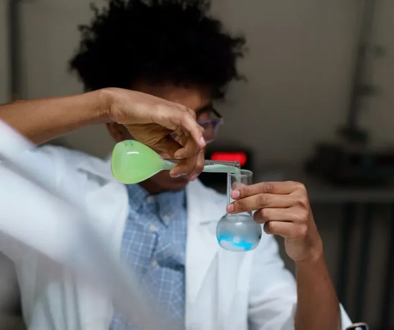 Pomocnik do produkcji mieszanek chemicznych