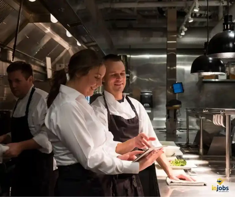 Kucharz praca w restauracji hotelowej