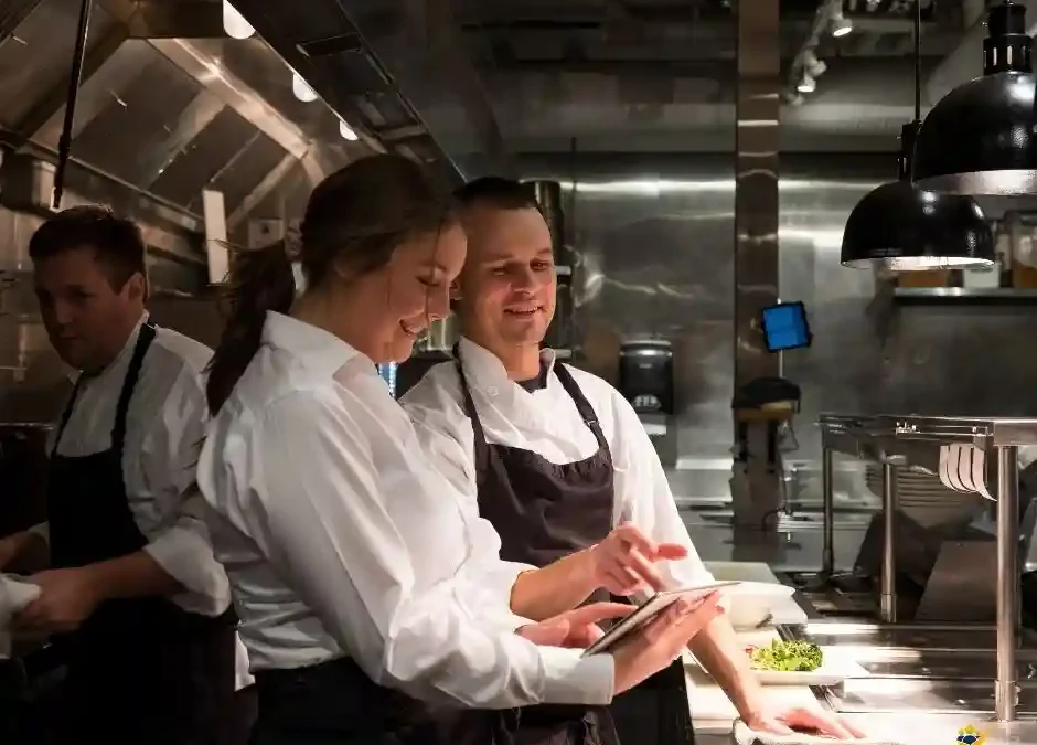 Kucharz praca w restauracji hotelowej