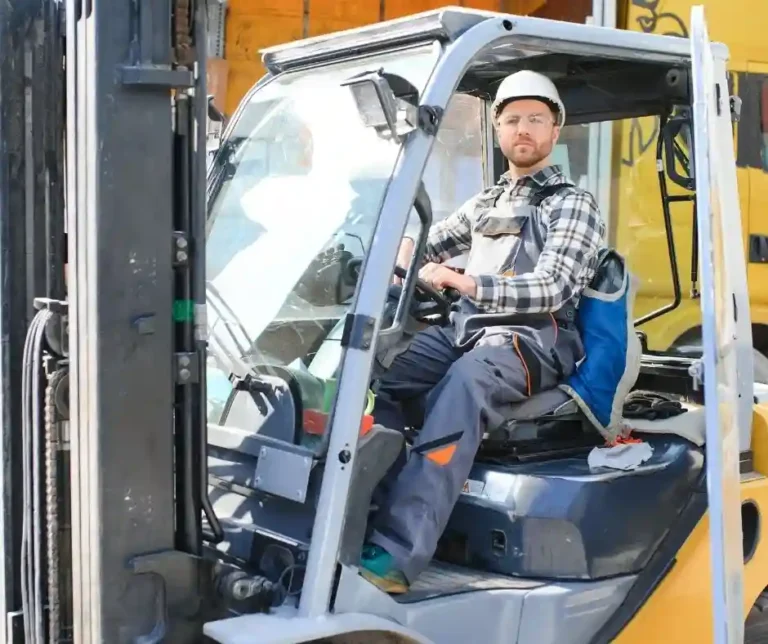 Kierowca wózka widłowego Niemcy magazyn z oponami i felgami